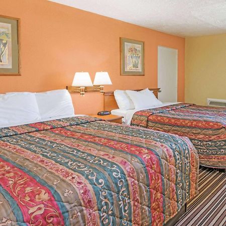 Days Inn By Wyndham Henrietta/Rochester Area Esterno foto