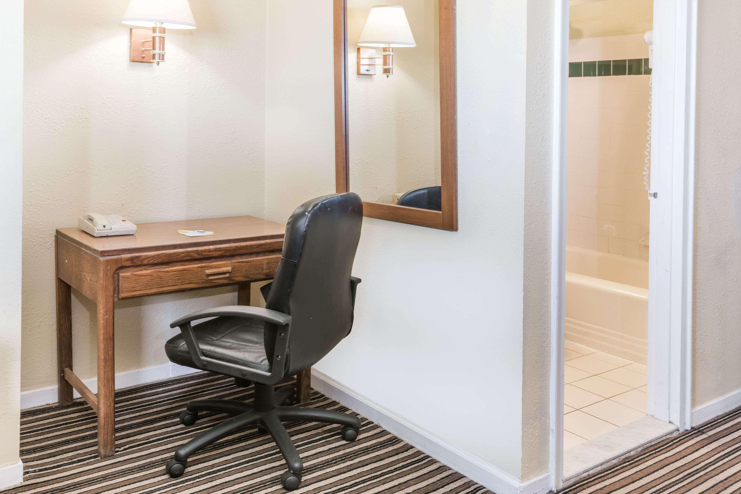 Days Inn By Wyndham Henrietta/Rochester Area Esterno foto